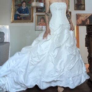 Elegant Strapless White Wedding Dress